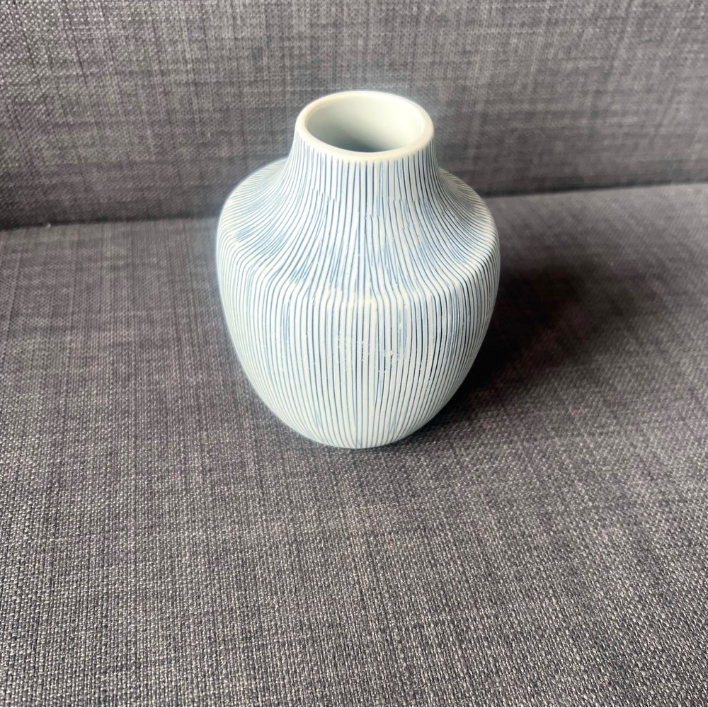 Inca mini bud vase Elegant Blue and White Striped porcelain made in Thailand - Picture 8 of 11